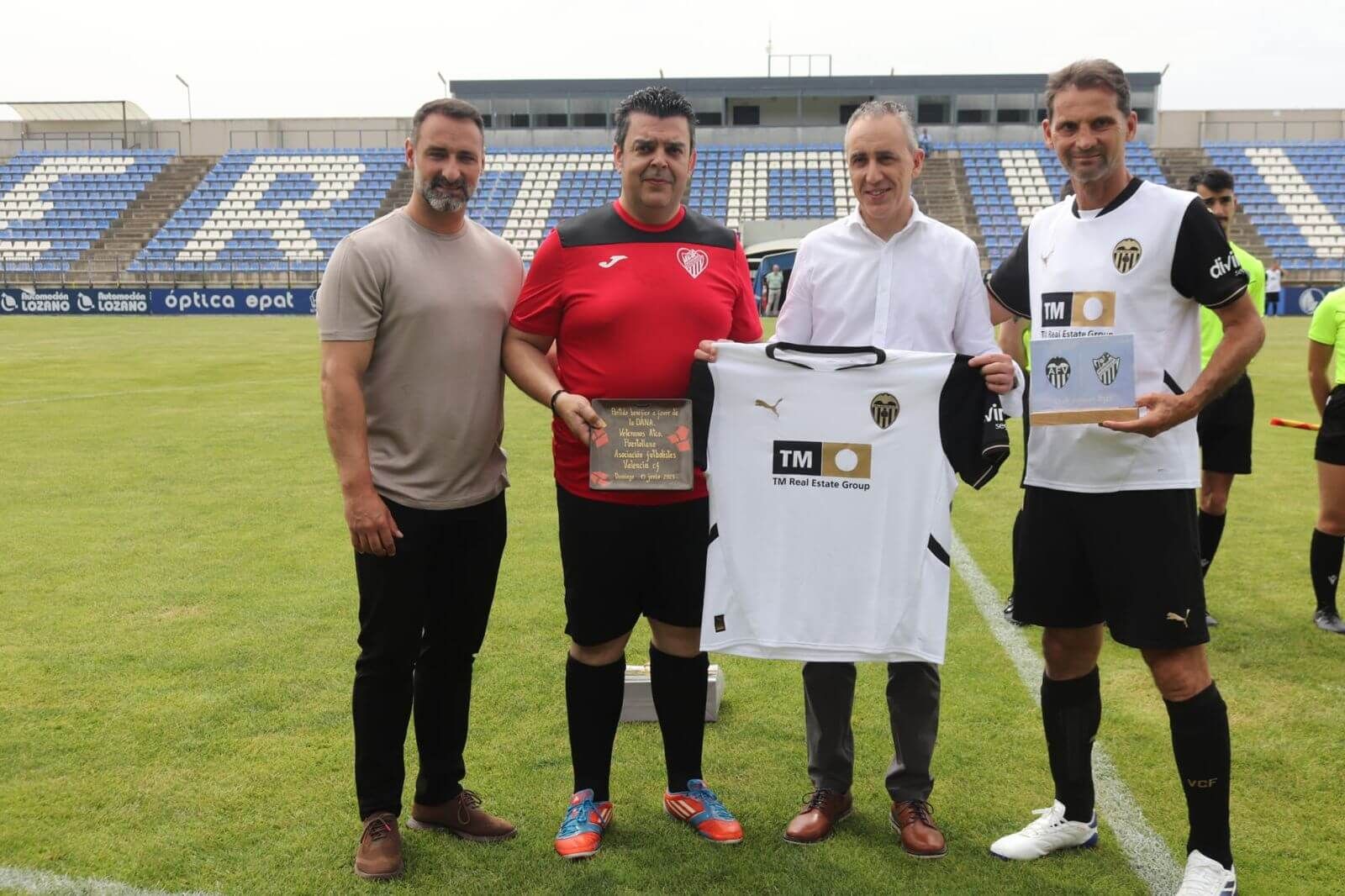 Leyendas del Valencia CF ante el Puertollano