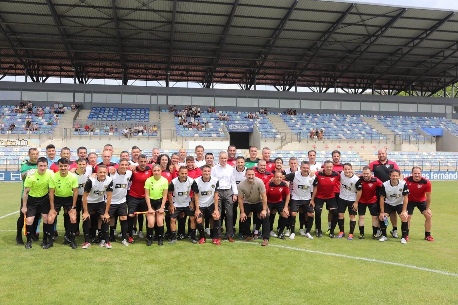 Leyendas del Valencia CF ante el Puertollano