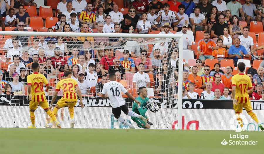  Lino ante el Girona en Mestalla..
