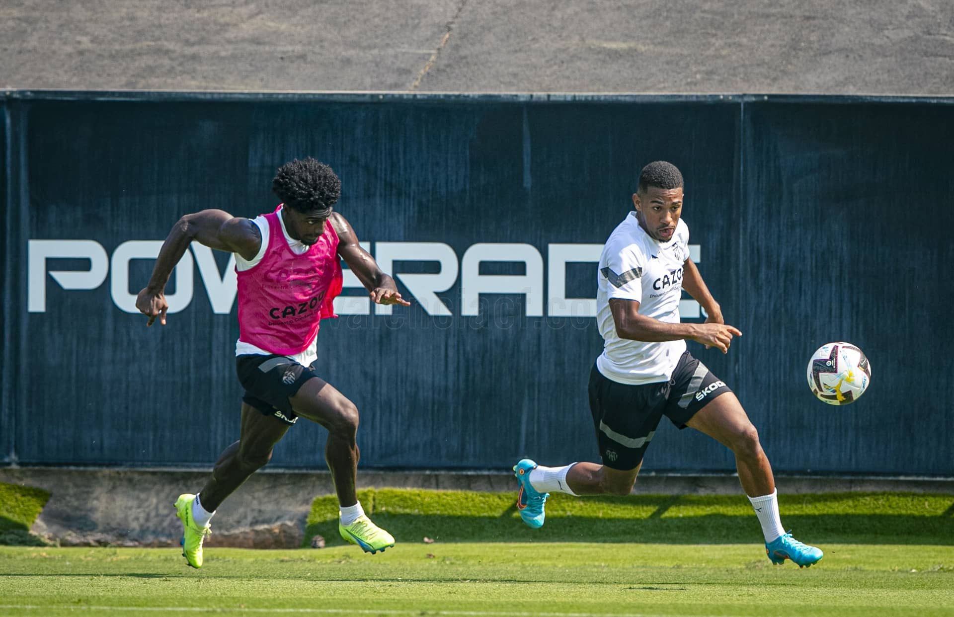  Lino y Thierry Correia son fijos en el once titular