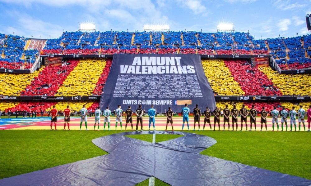  Lona solidaria del Valencia CF con la que se han hecho los estuches.