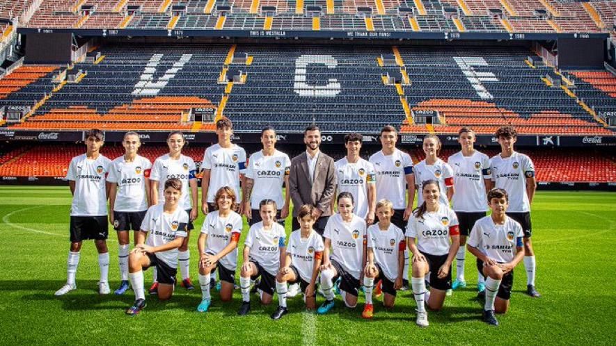  Los capitanes del Valencia CF y su Academia.