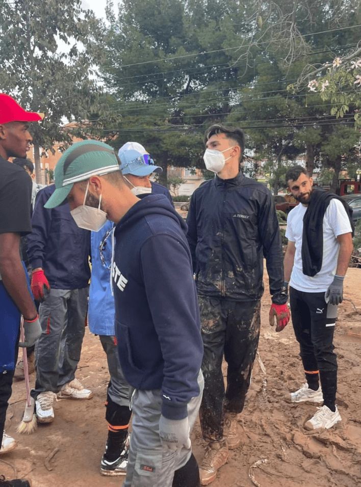  Los jugadores del Valencia CF ayudan en Picaña.
