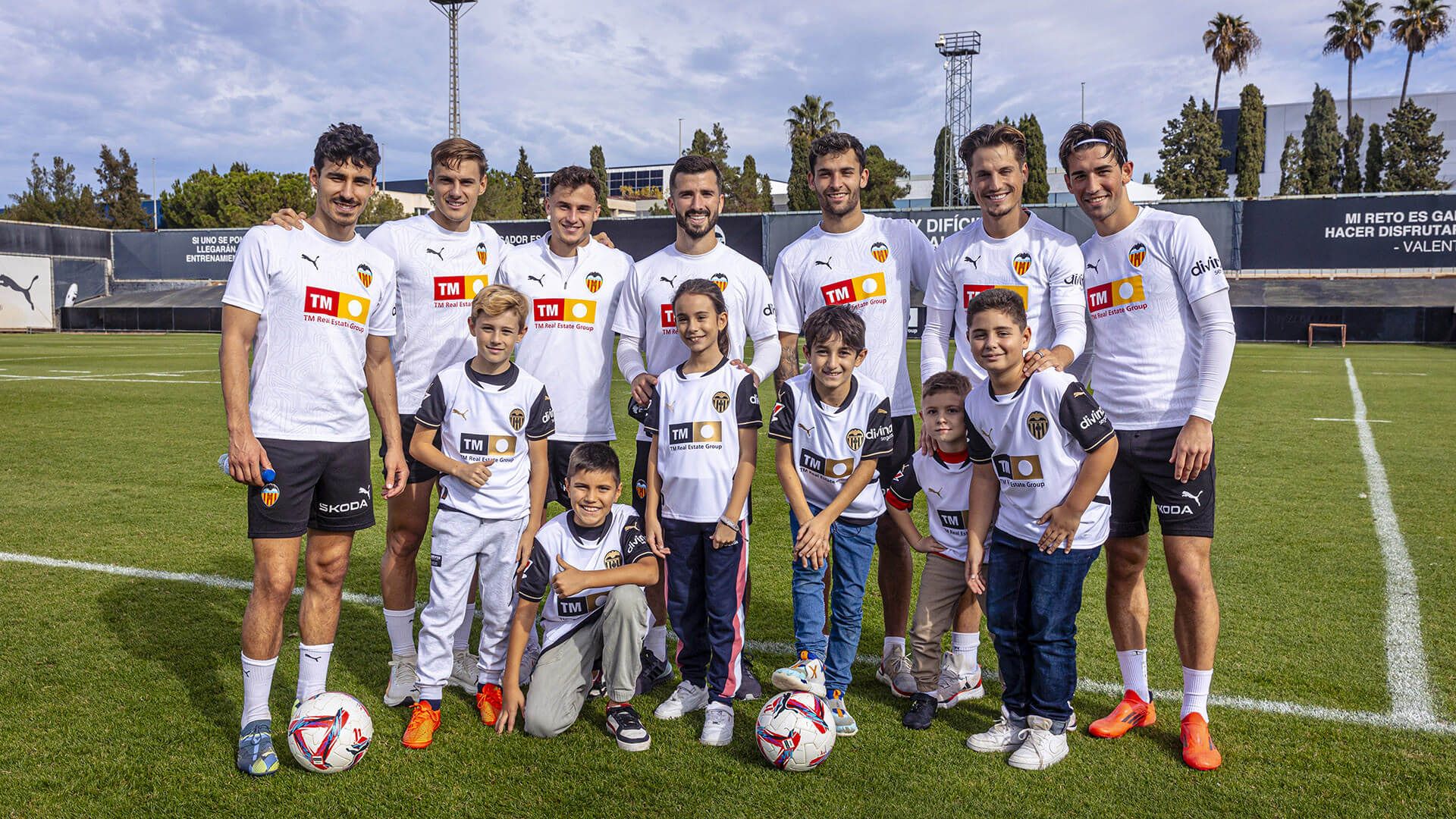  Los niños de la DANA visitan al Valencia CF en Paterna