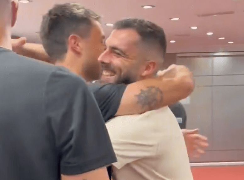  Luis Rioja se abraza a sus ex compañeros del Deportivo Alavés