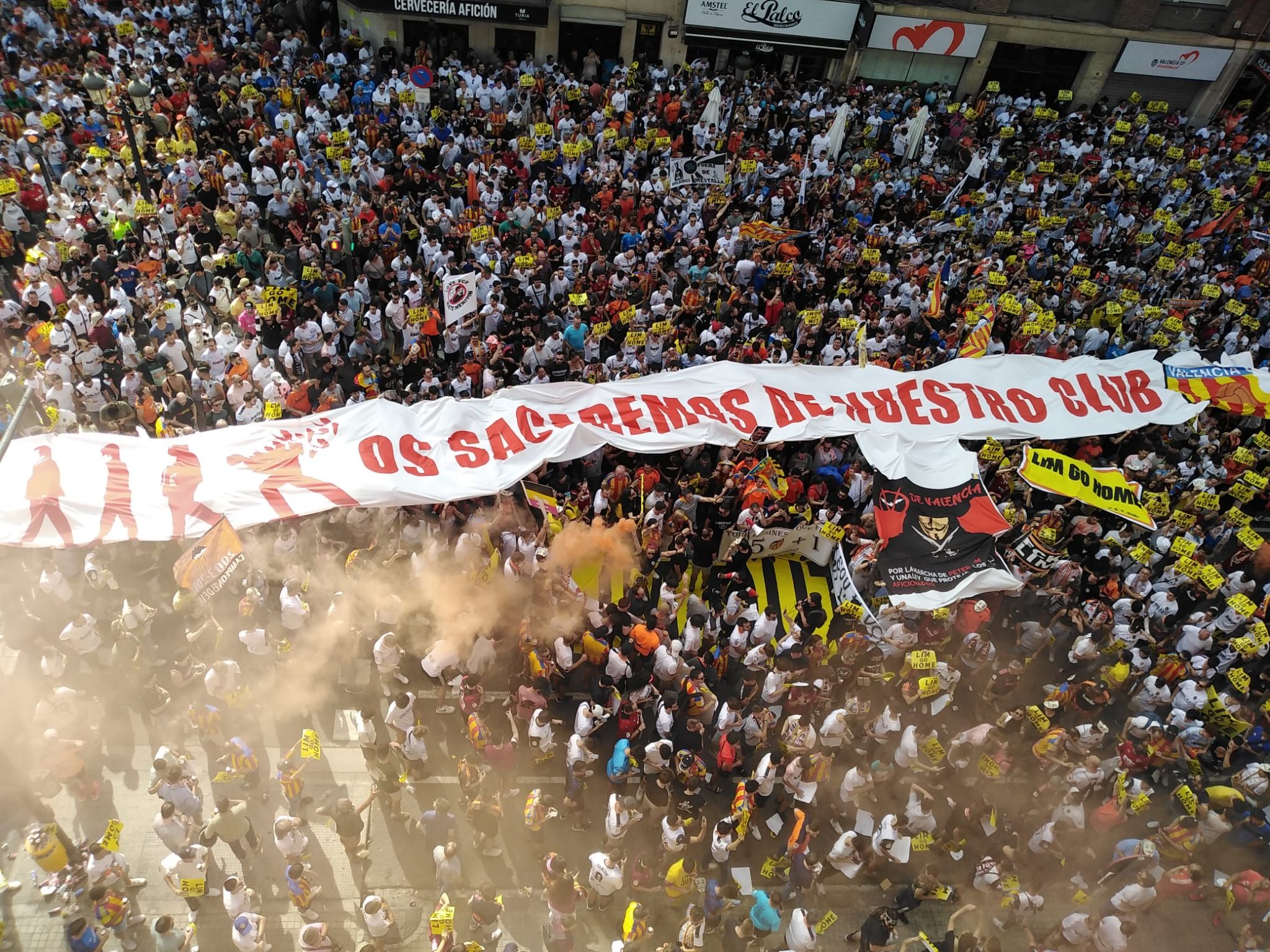  El cartel que manifiesta el descontento de la afición en las afueras de Mestalla.