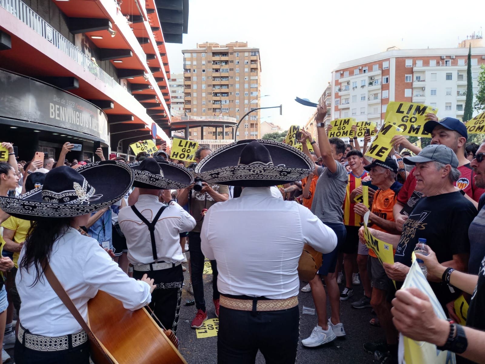  Mariachis protestan contra Peter Lim