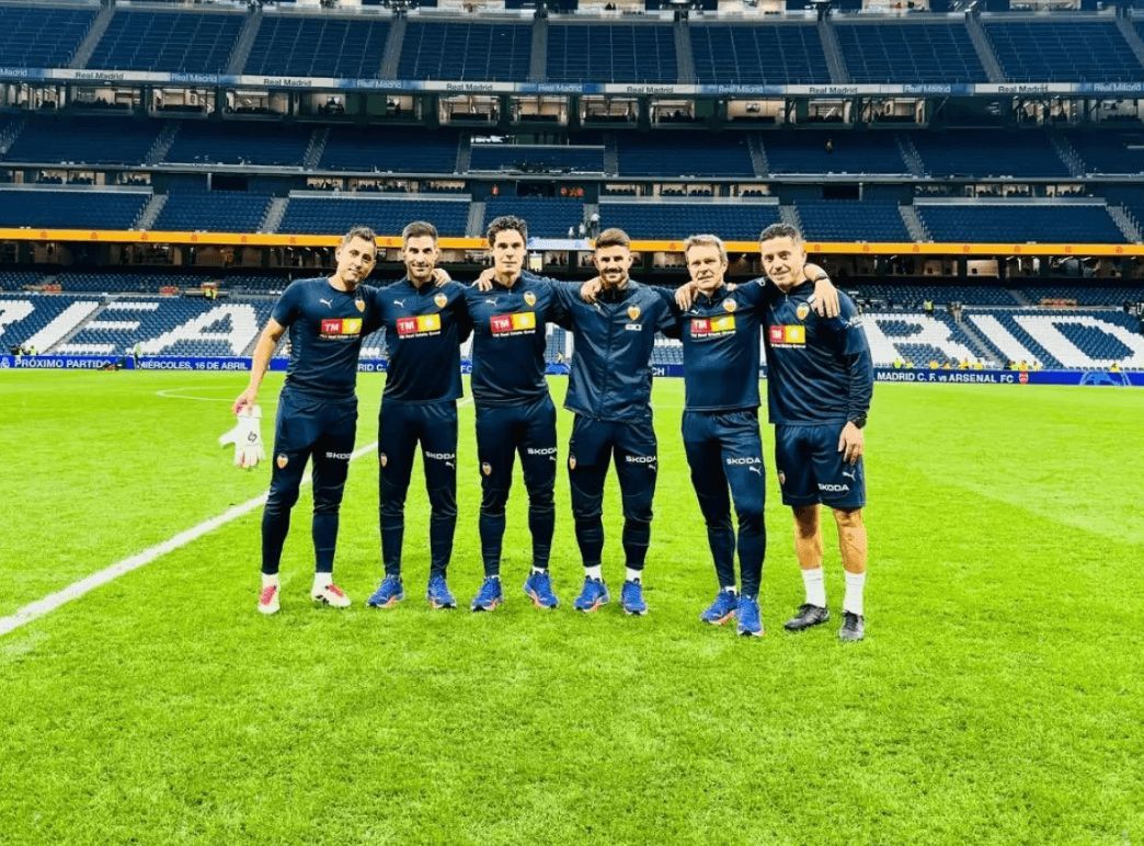 Martin Drury, cuarto por la izquierda, junto al resto del cuerpo técnico