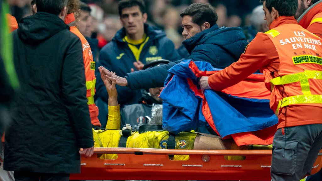  Matteo Gabbia se retira en camilla. (Fuente: @VillarrealCF)