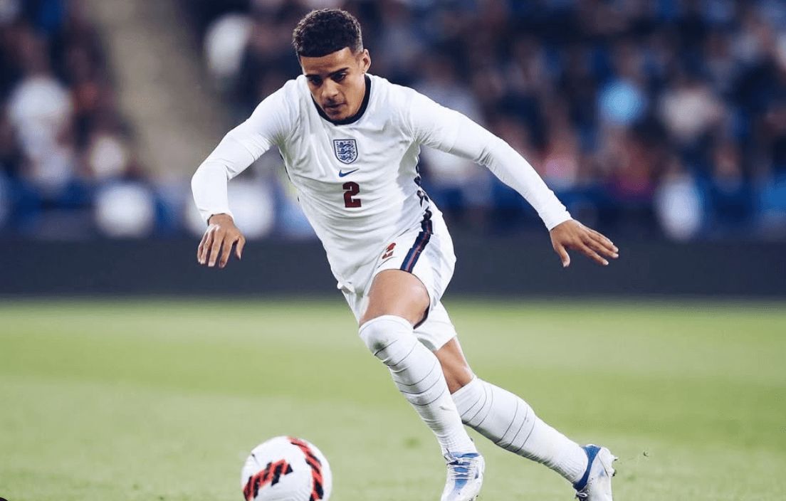 Max Aarons con la camiseta de Inglaterra, campeón de Europa sub 21
