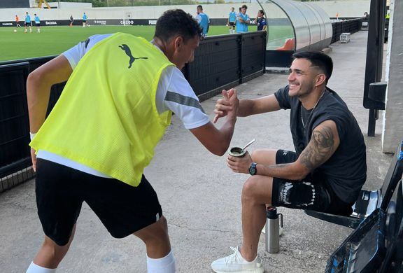 Maxi Gómez se pasa por el Antonio Puchades para ver al VCF Mestalla.