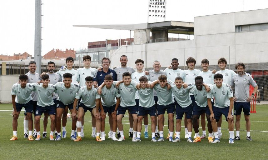  Mosquera, quinto por arriba empezando por la derecha, con la rojita