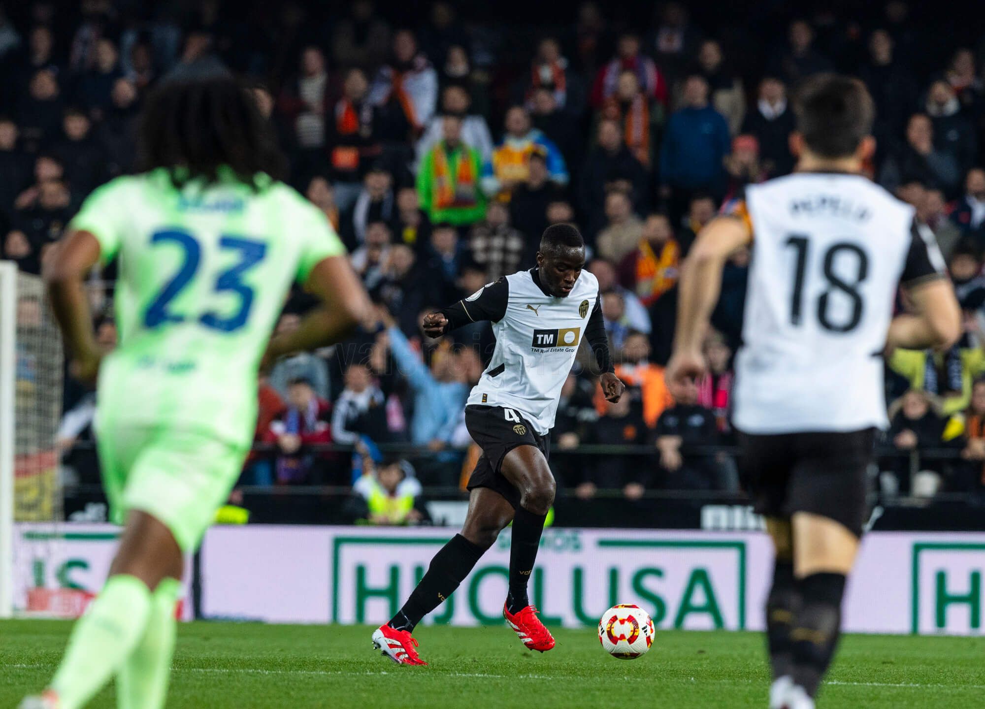  Mouctar Diakhaby, ante el FC Barcelona.