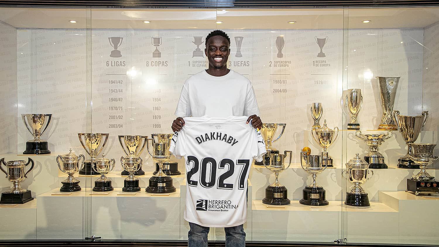  Mouctar Diakhaby renueva con el Valencia CF.