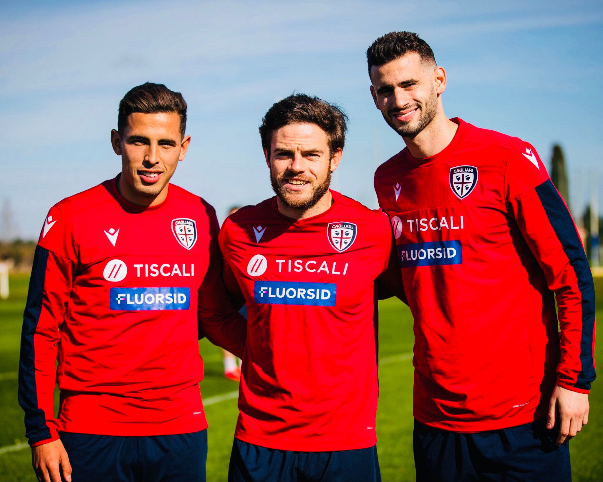 Nahitan Nández, en el centro, con Cristhian Oliva, a la izquierda