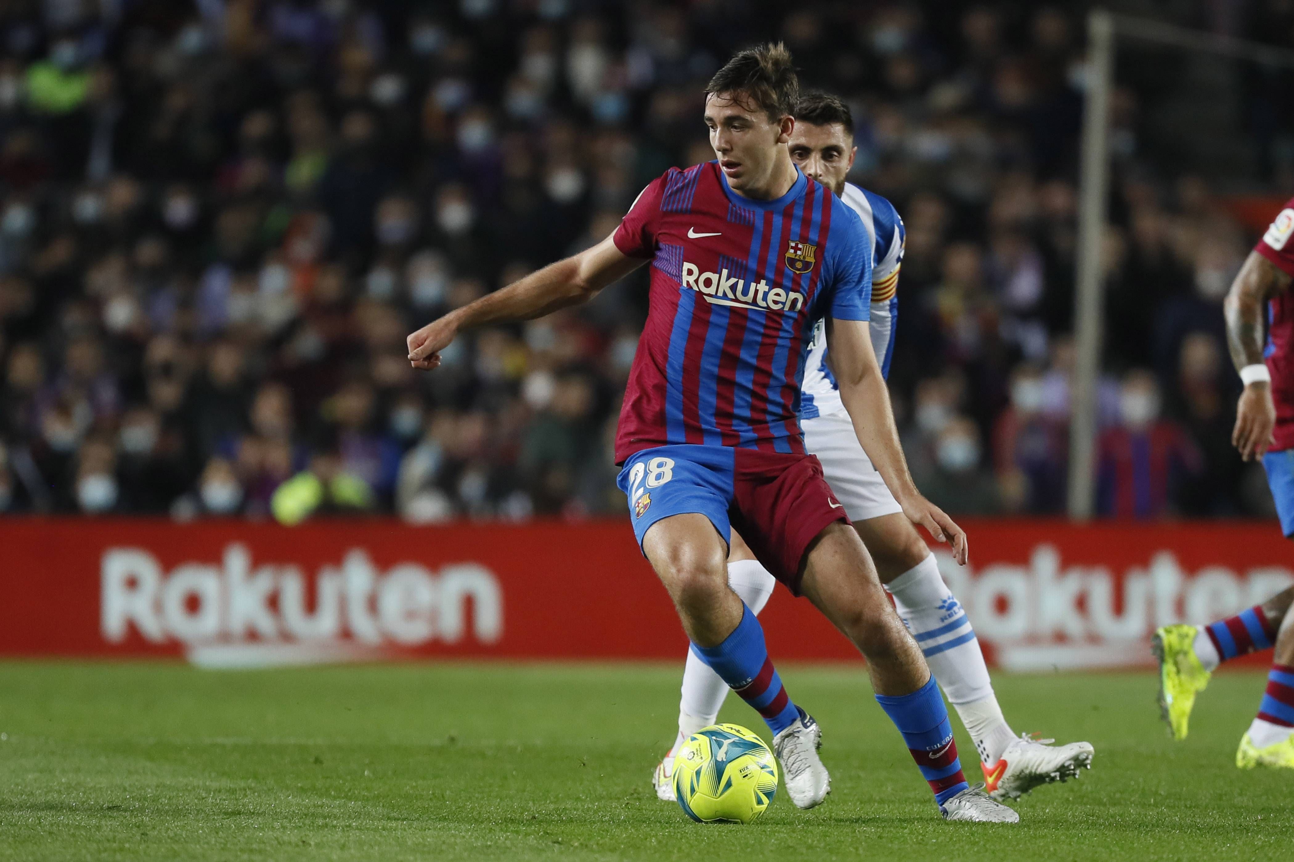 Nico González conduce el balón durante el Barcelona-Espanyol.