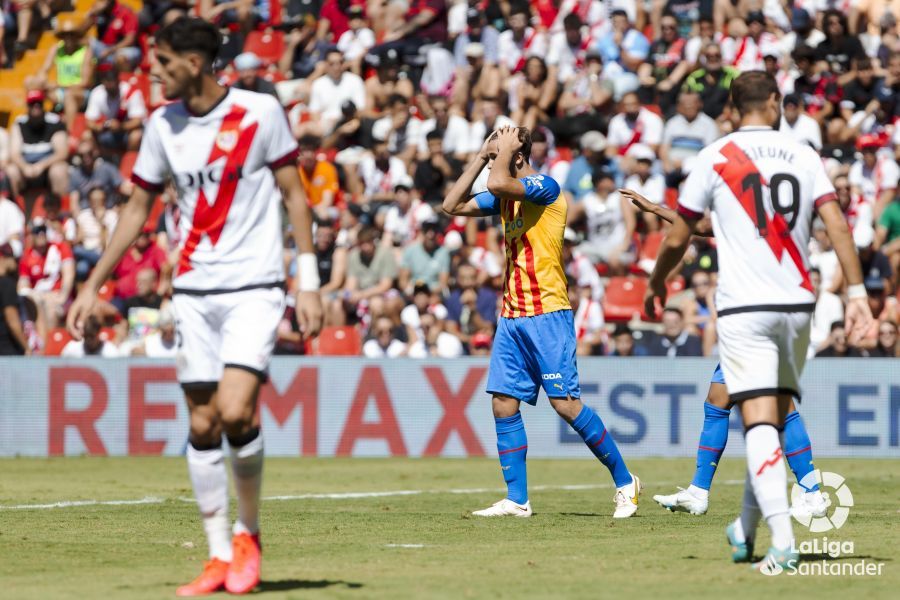 Nico González se lamenta por el gol en propia puerta, que fue a balón parado