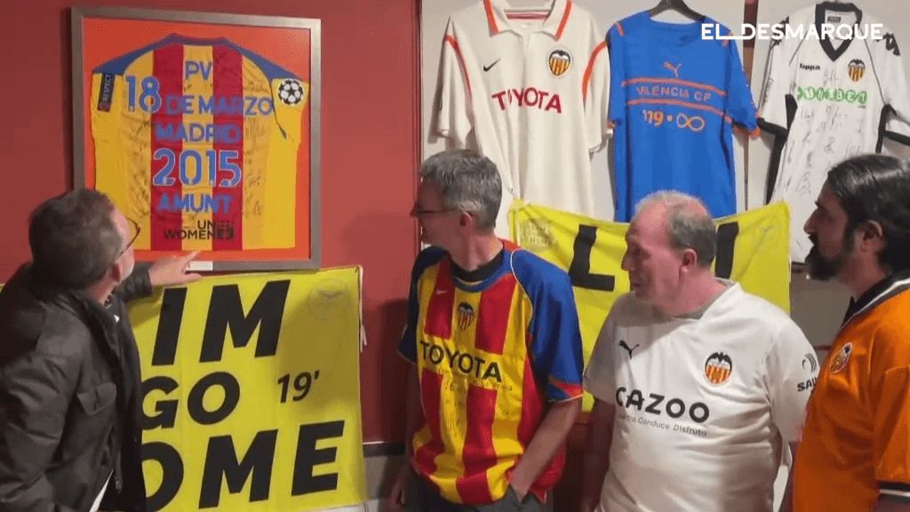 La peña valencianista '18 de marzo' en Madrid enseñando su sede y sus camisetas