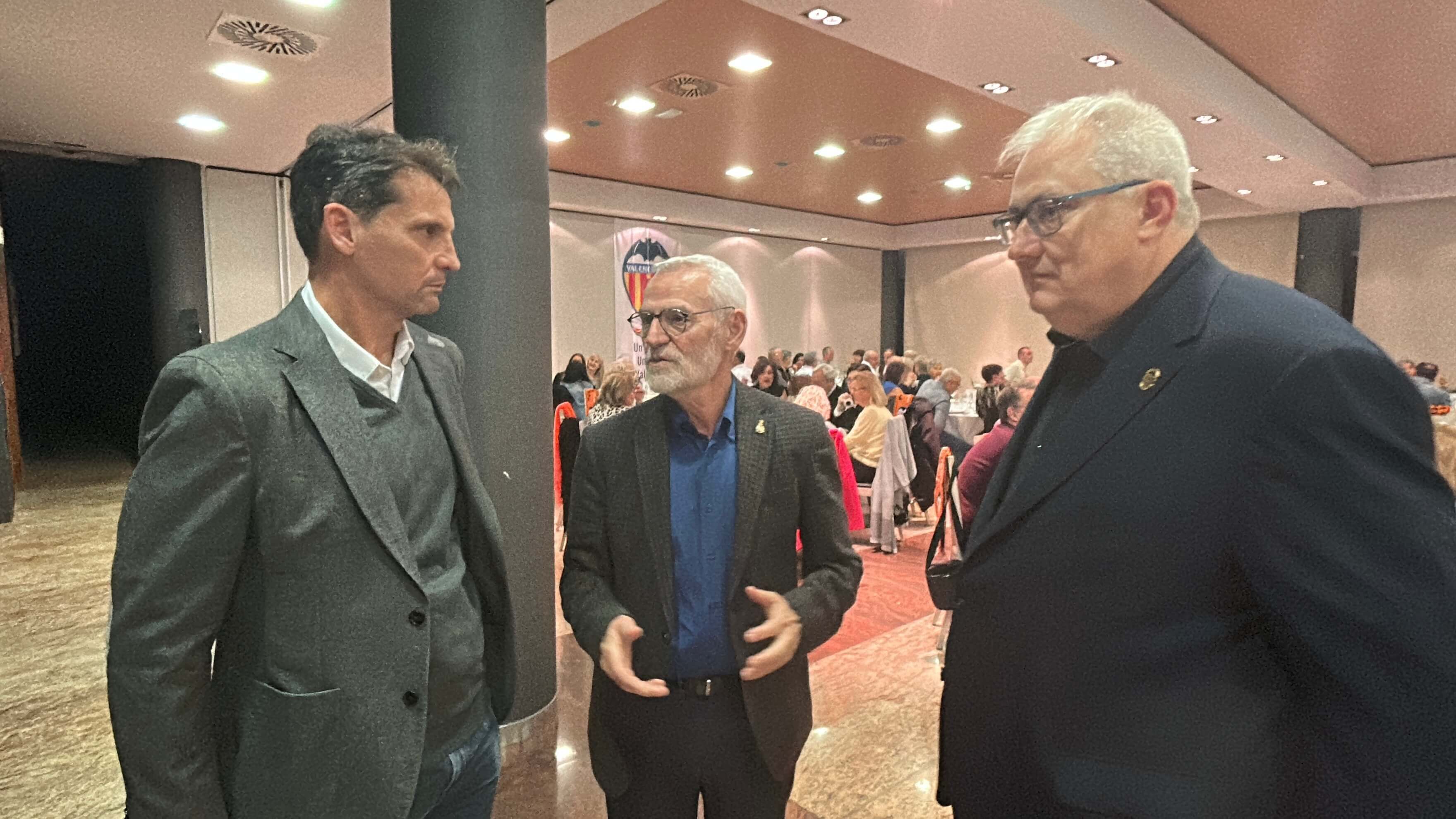  Javier Vidal, derecha, junto a Miguel Chavarría, alcalde de Alboraya, y Fernando Giner, exjugador del Valencia CF