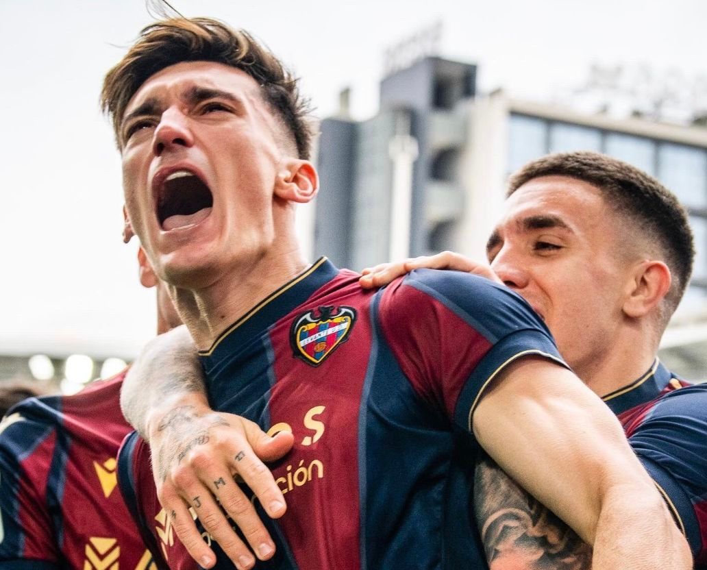  Pepelu celebra un gol