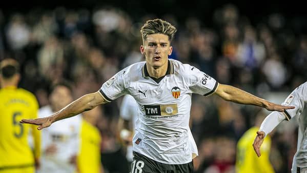 Pepelu celebra un gol con el Valencia CF