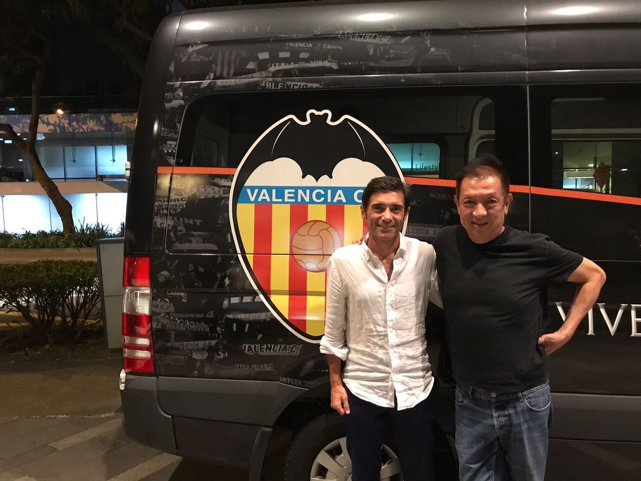 Peter Lim abraza a Marcelino en Singapur