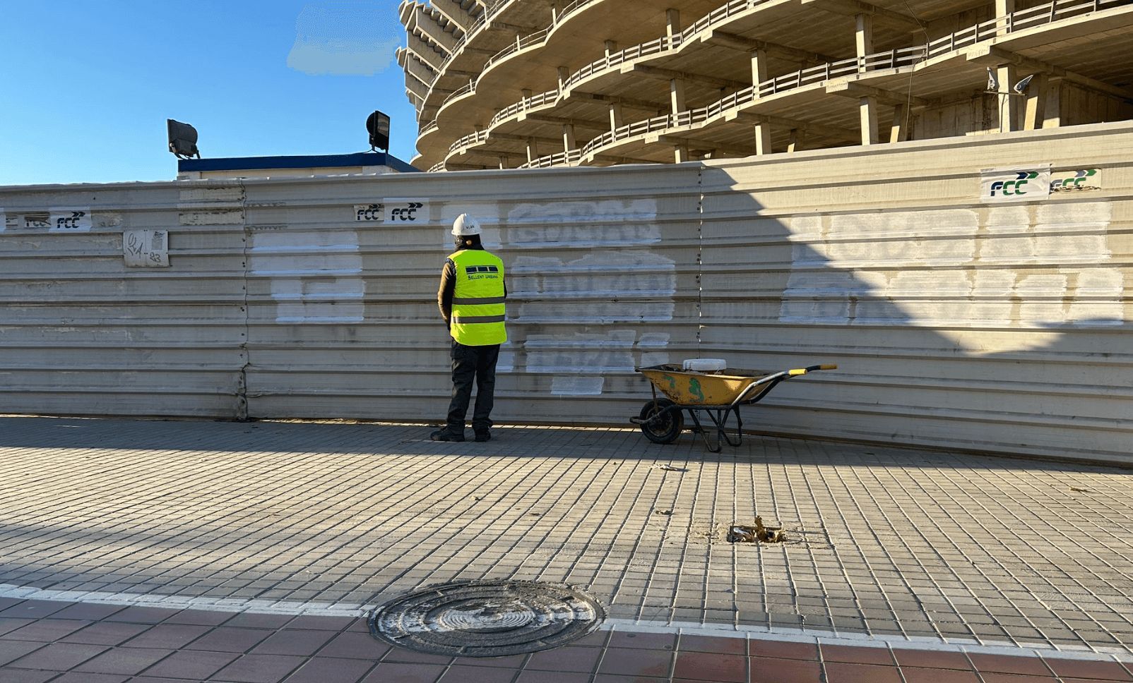  Pintadas contra la visita de Louzán en el Nou Mestalla, futura sede del Mundial 2030