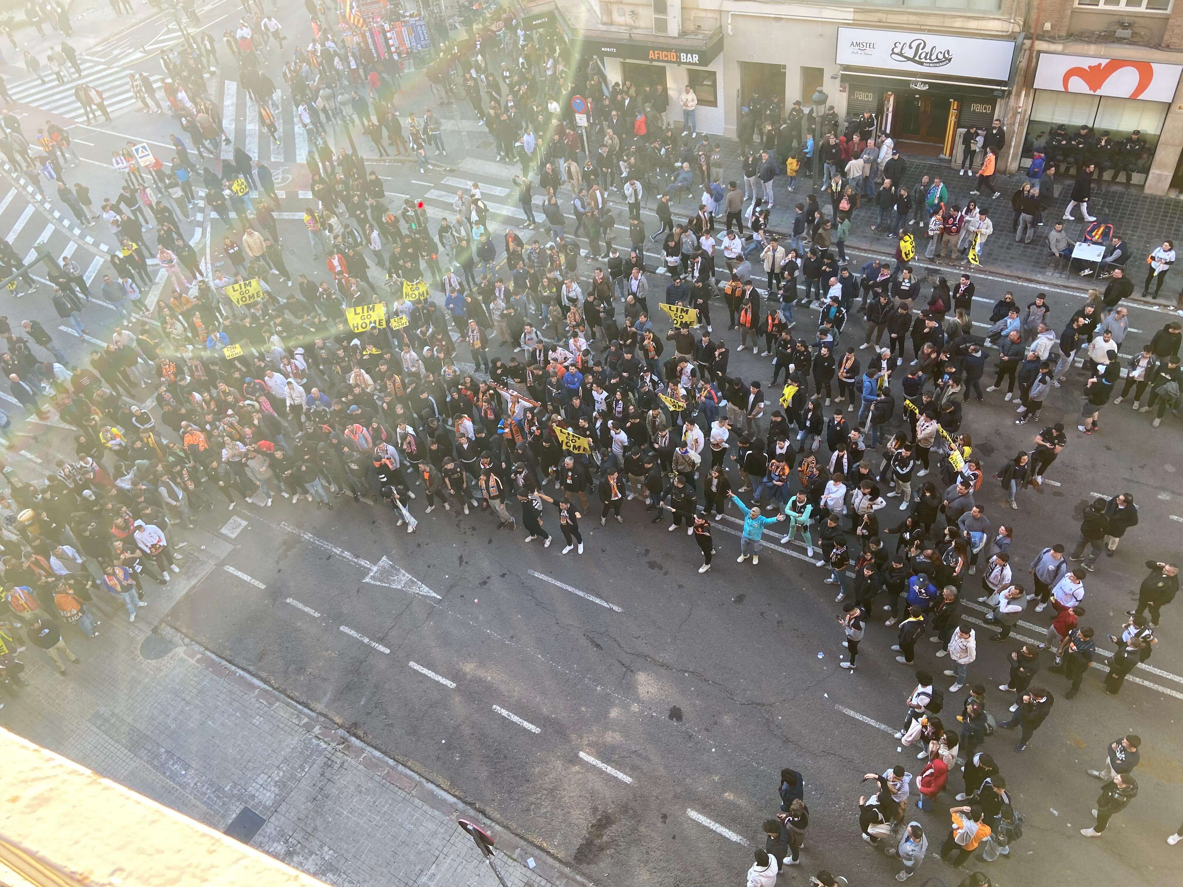  Protestas fuera de Mestalla tras el partido.