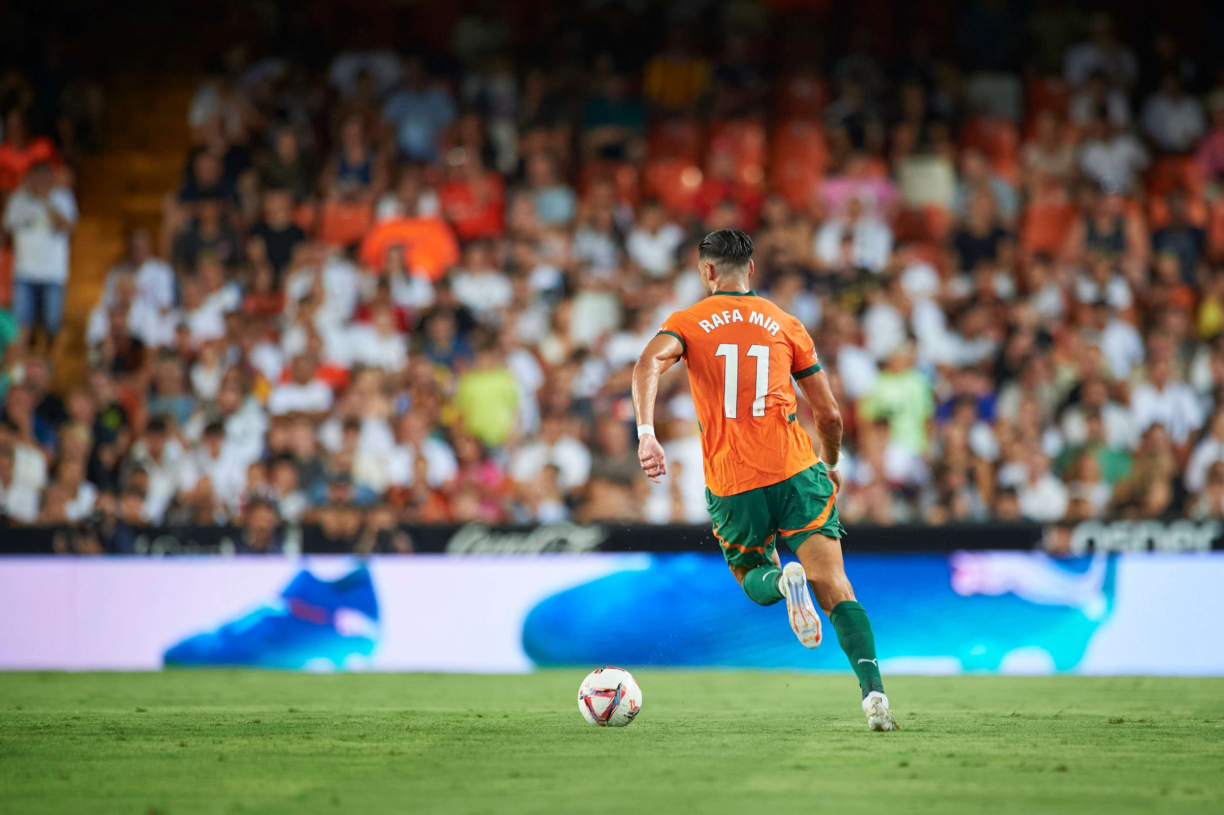  Rafa Mir, en un partido con el Valencia CF.