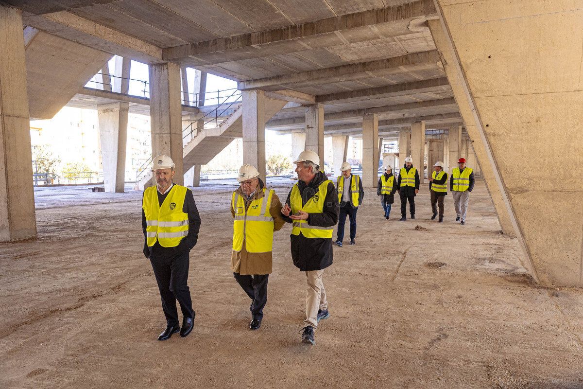  Rafael Louzán visita el Nou Mestalla, futura sede del Mundial 2030