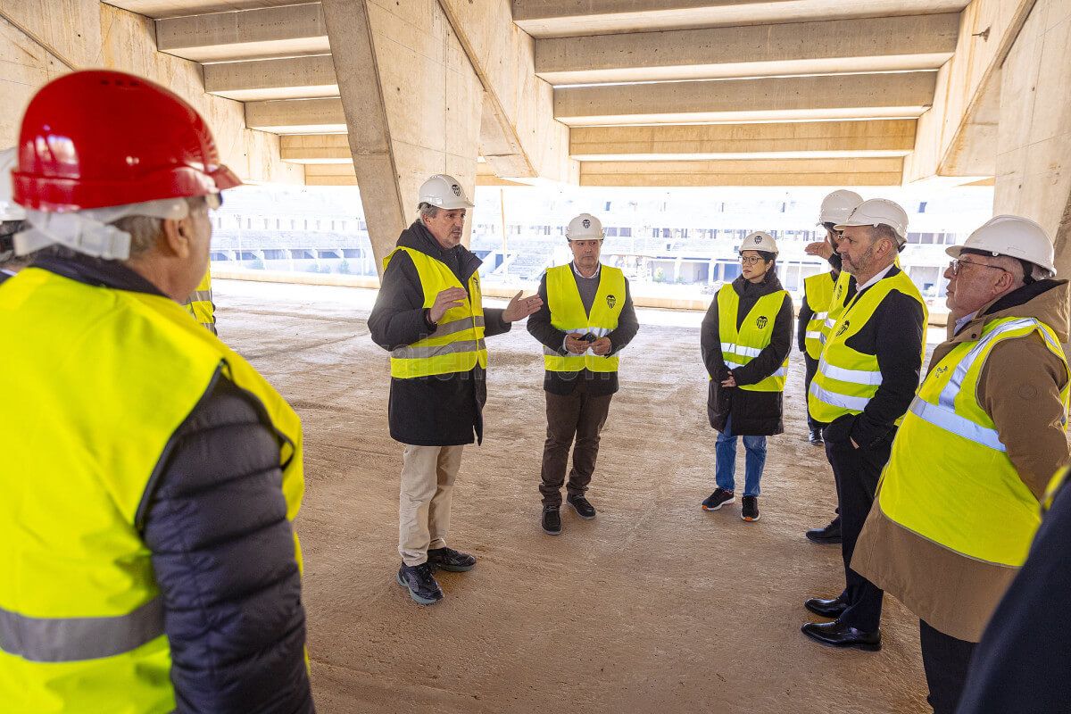  Rafael Louzán visita el Nou Mestalla, futura sede del Mundial 2030