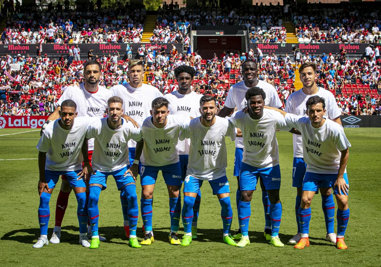  Rayo Vallecano - Valencia CF, el equipo posa con una camiseta de recuerdo a Jaume.