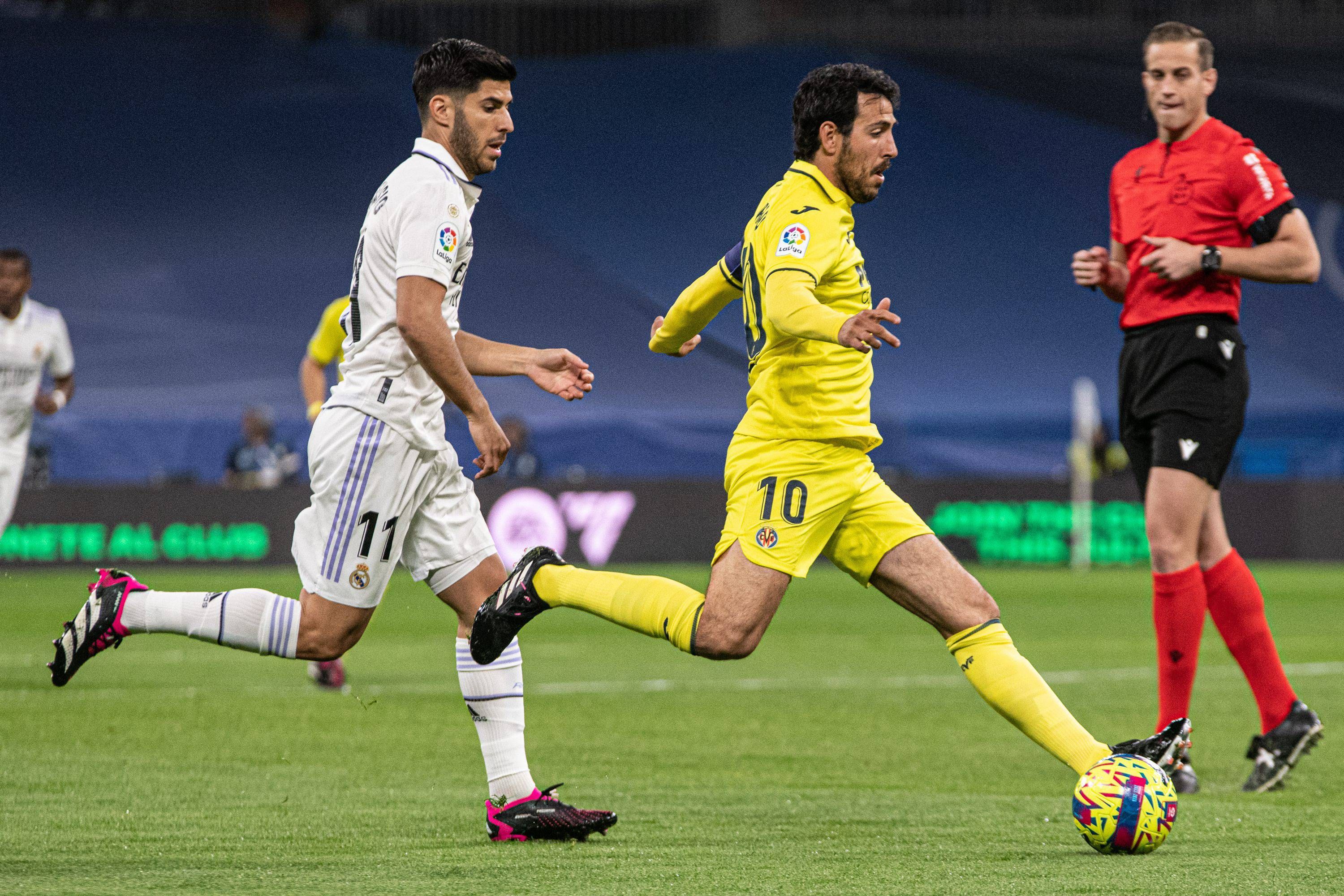  Marco Asensio persigue a Dani Parejo en el Real Madrid-Villarreal.