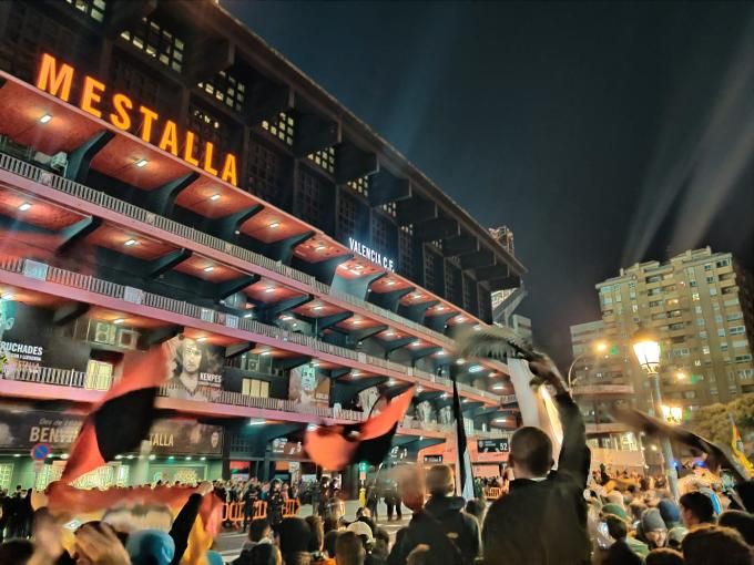 Recibimiento de la afición del Valencia CF en Mestalla