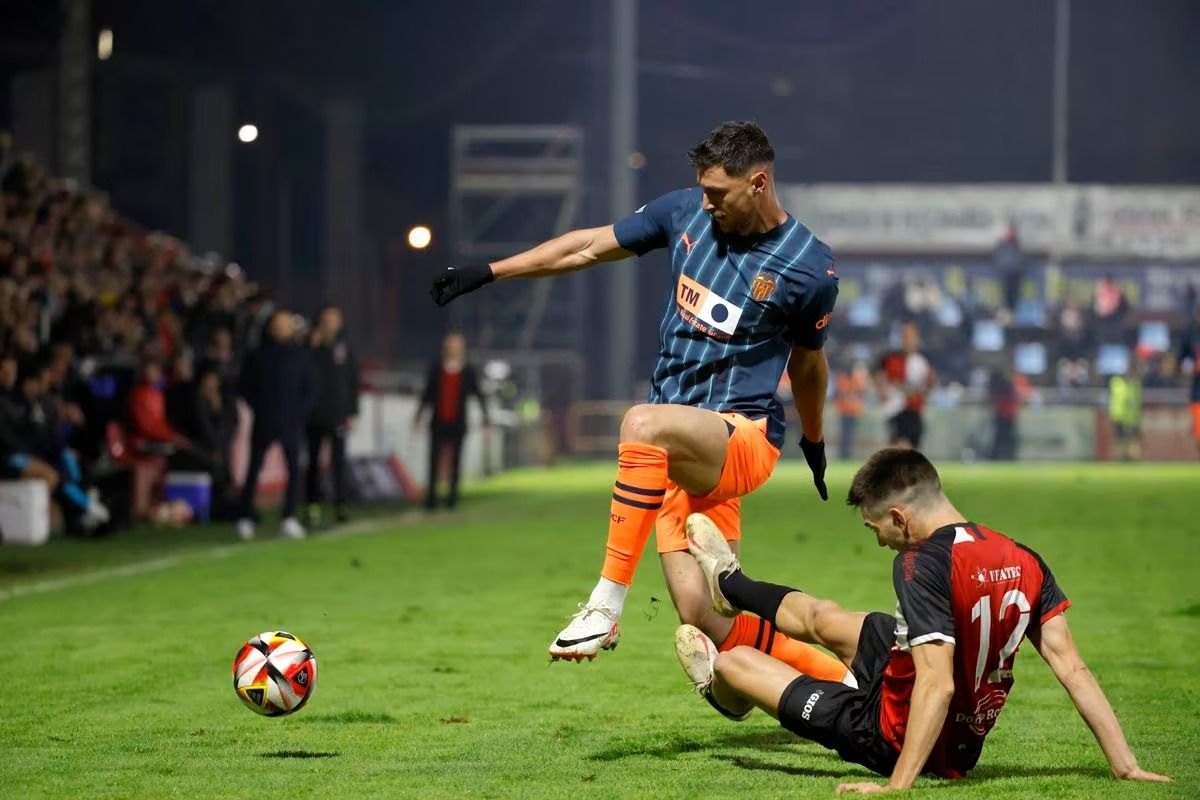 Roman Yaremchuk, ante el Arosa SC.