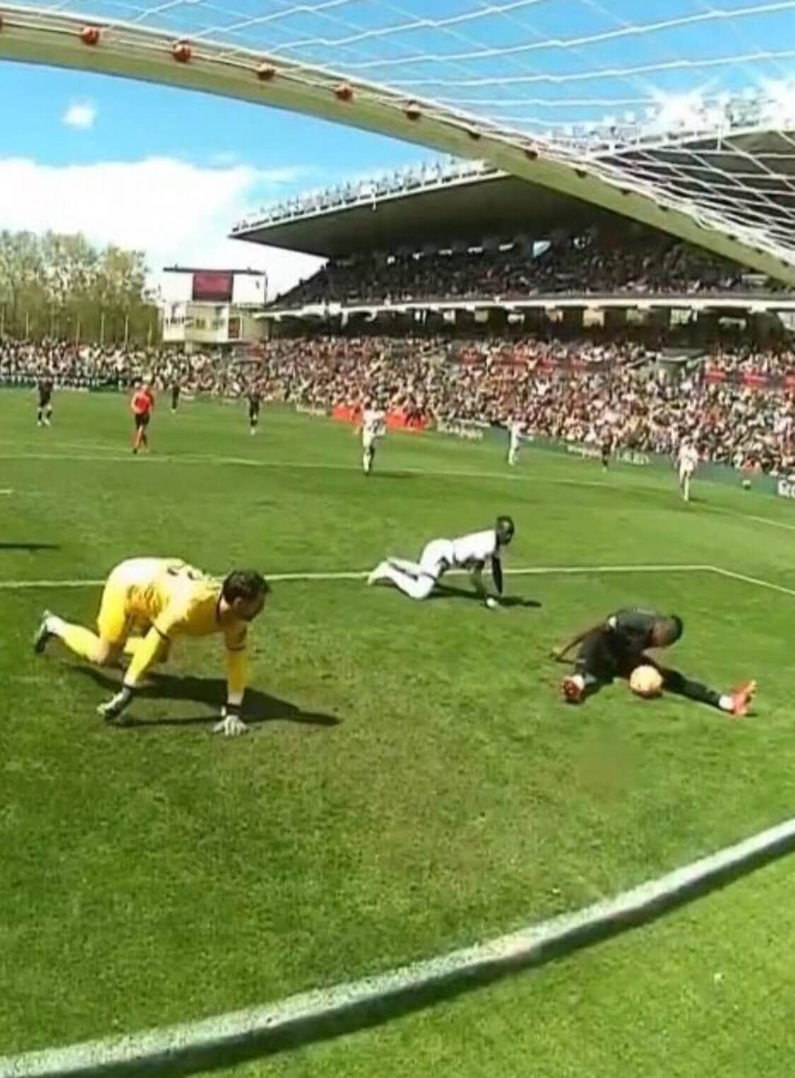  Sadiq controla el balón antes de marcar