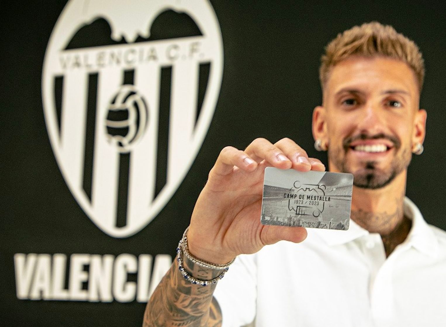  Samu Castillejo con el abono