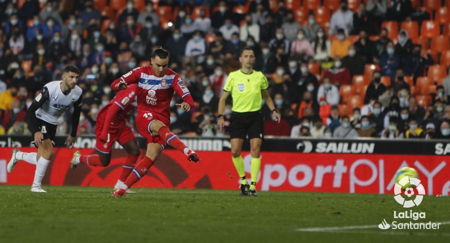 Raúl De Tomás anota de penalti en el último Valencia-Espanyol.