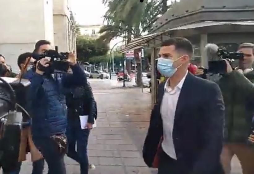  Santi Mina, en la entrada del juicio.