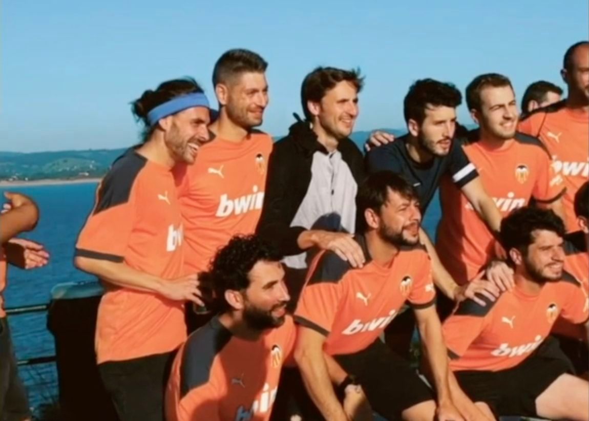  Sebastián Yatra se fotografía con aficionados valencianistas.