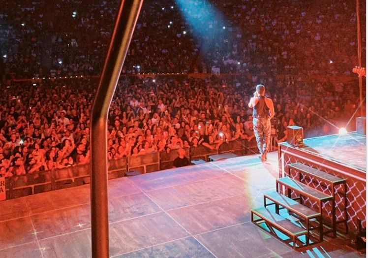  Sebastian Yatra se mete en el bolsillo a Valencia