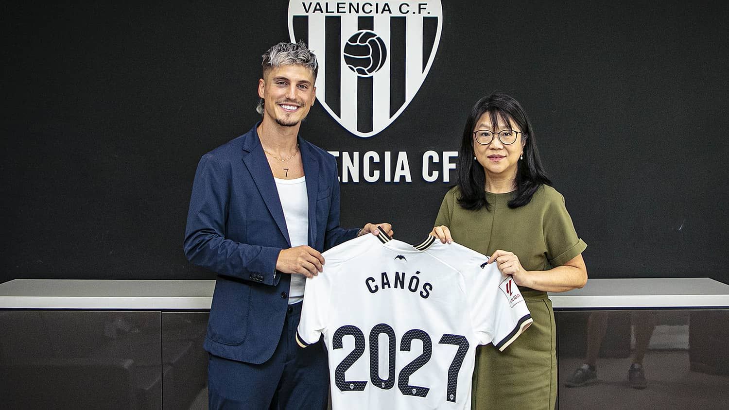  Sergi Canós es presentado con el Valencia CF.