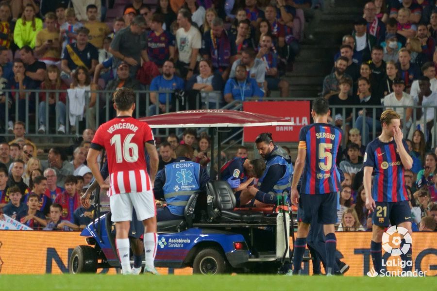  Sergi Roberto, en camilla, y Gavi, bajas en el Barcelona