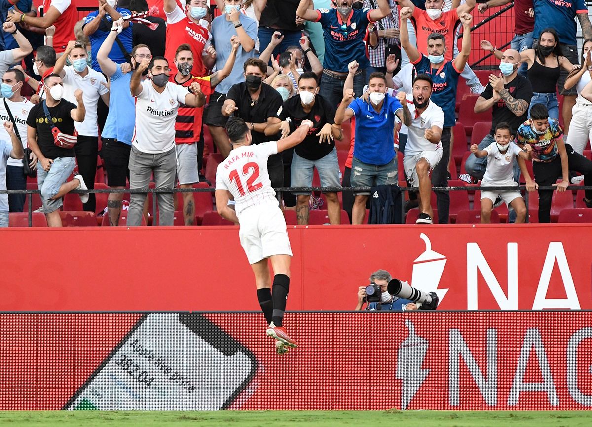  Rafa Mir celebra su gol al Valencia.
