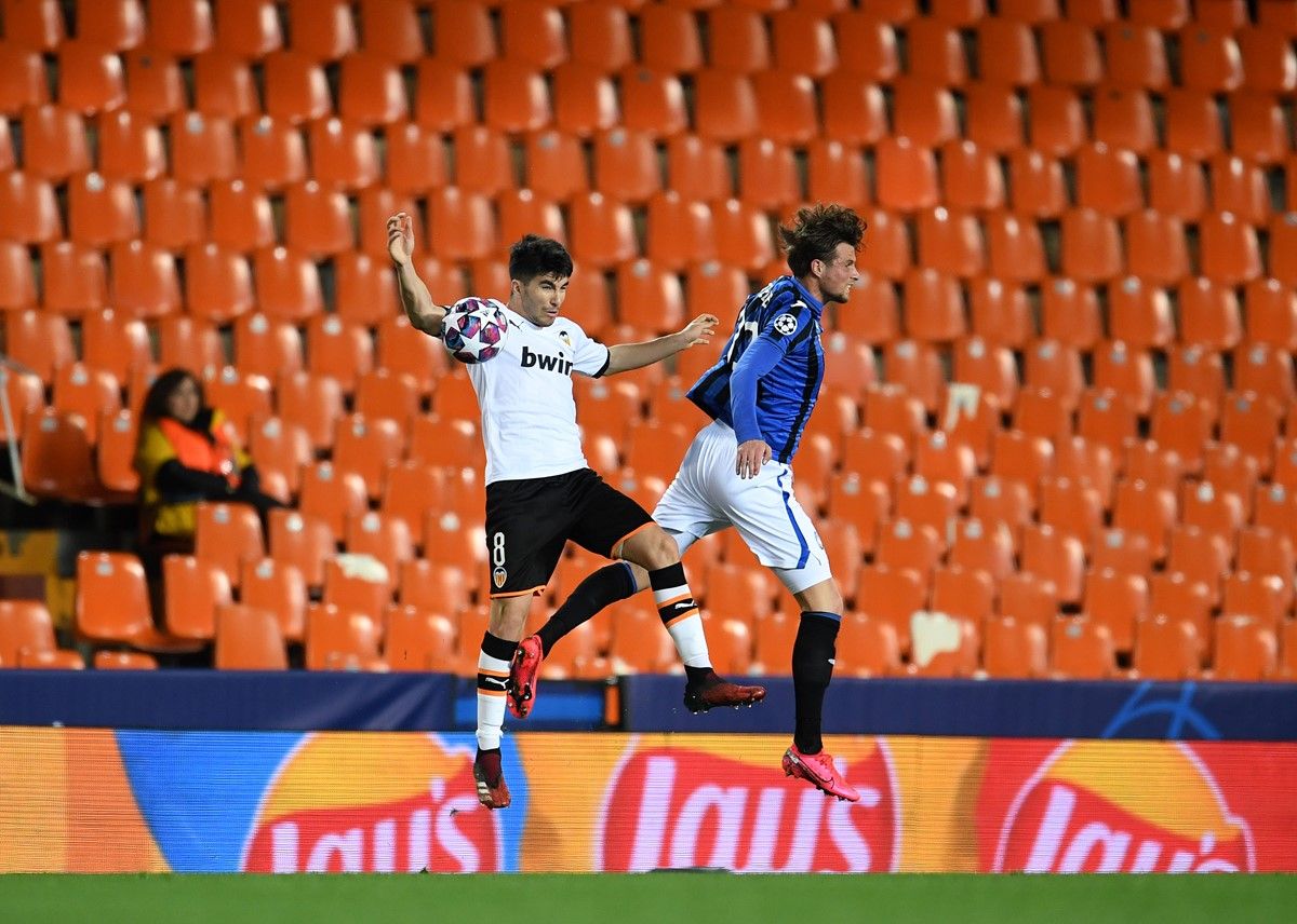  Soler, del Valencia, salta junto a Hans Hateboer, autor de dos tantos en el partido de ida. (Foto: