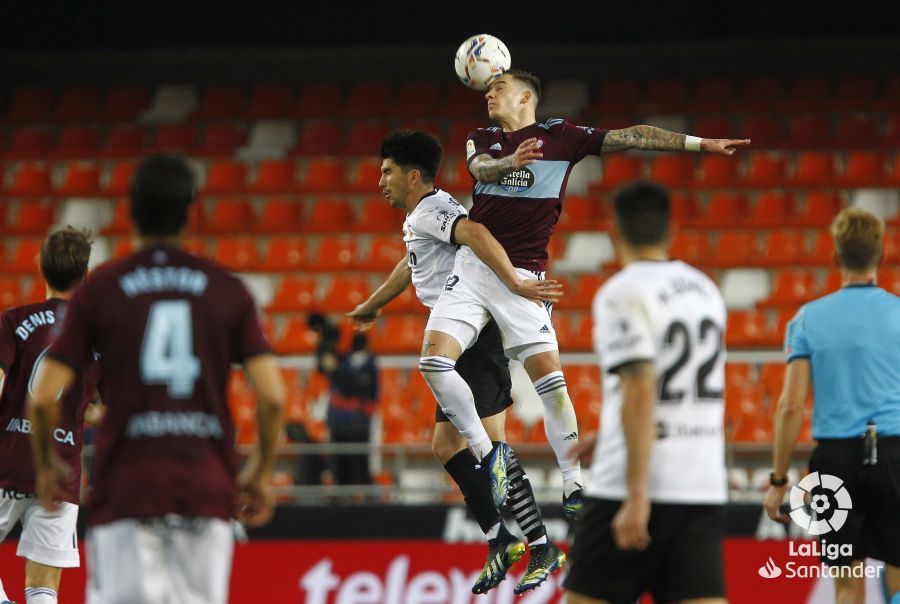  Soler pugna con Santi Mina por bajar el balón al césped.