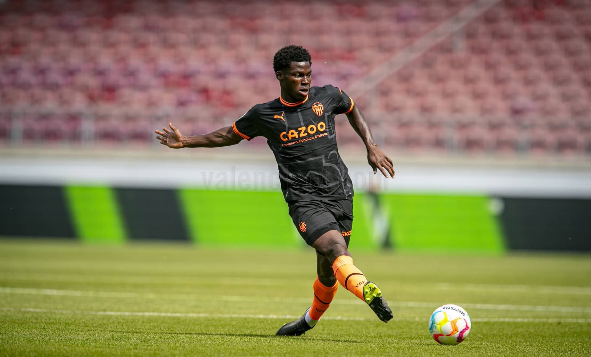  Yunus Musah, en el Stuttgart - Valencia CF