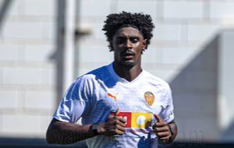  Thierry, en un entrenamiento del Valencia CF.