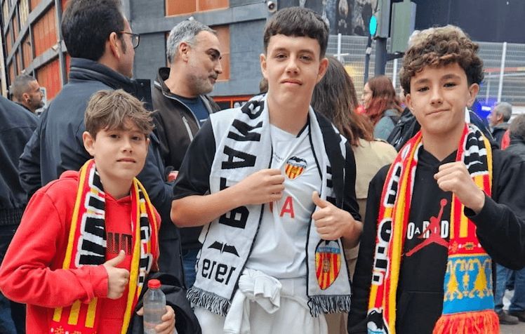 Tres aficionados de Madrid en Mestalla