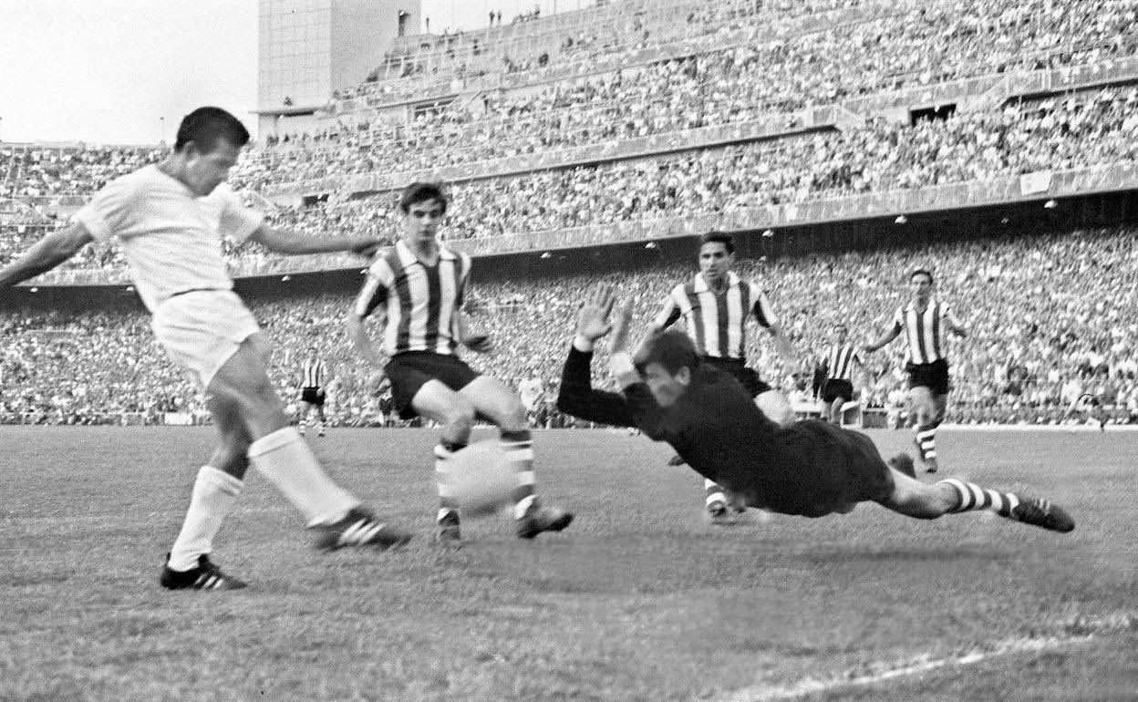 Un Valencia CF - Athletic en blanco y negro.